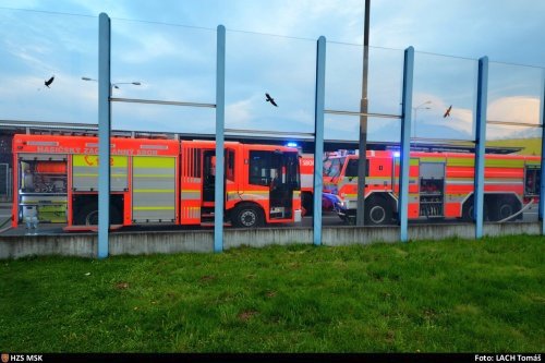 Hasiči v Ostravě-Hrabové hasili požár střechy firemního objektu. Zachraňovali vybavení.