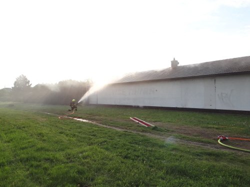 Hasiči v Ostravě-Hrabové hasili požár střechy firemního objektu. Zachraňovali vybavení.