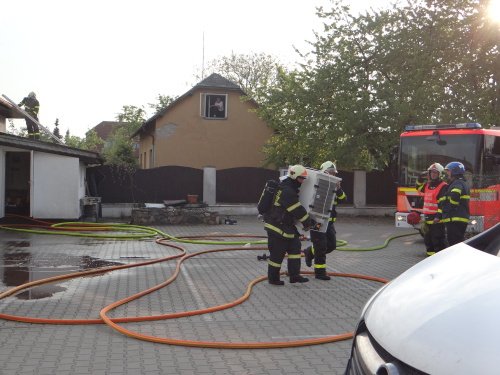 Hasiči v Ostravě-Hrabové hasili požár střechy firemního objektu. Zachraňovali vybavení.