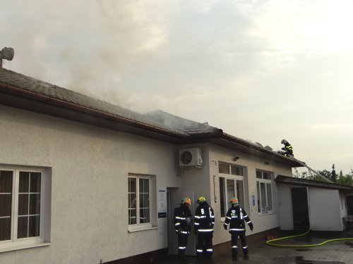 Hasiči v Ostravě-Hrabové hasili požár střechy firemního objektu. Zachraňovali vybavení.