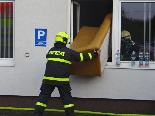 Hasiči v Ostravě-Hrabové hasili požár střechy firemního objektu. Zachraňovali vybavení.