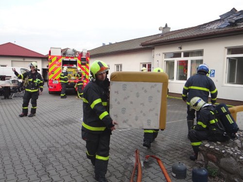 Hasiči v Ostravě-Hrabové hasili požár střechy firemního objektu. Zachraňovali vybavení.