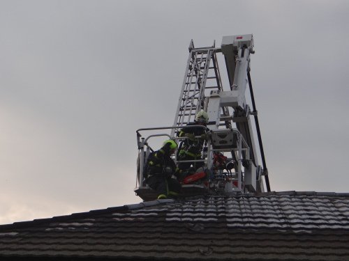 Hasiči v Ostravě-Hrabové hasili požár střechy firemního objektu. Zachraňovali vybavení.