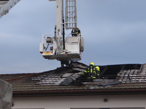 Hasiči v Ostravě-Hrabové hasili požár střechy firemního objektu. Zachraňovali vybavení.