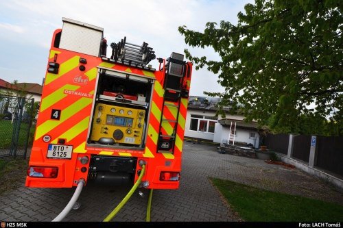 Hasiči v Ostravě-Hrabové hasili požár střechy firemního objektu. Zachraňovali vybavení.