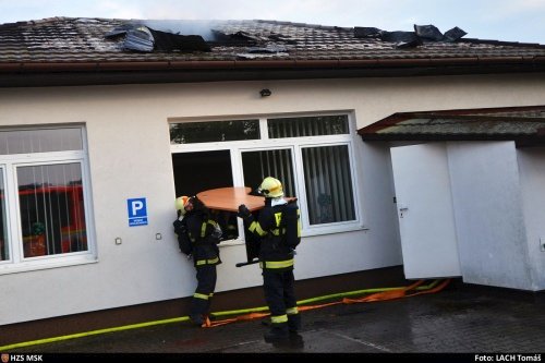 Hasiči v Ostravě-Hrabové hasili požár střechy firemního objektu. Zachraňovali vybavení.