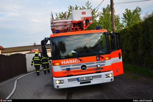 Hasiči v Ostravě-Hrabové hasili požár střechy firemního objektu. Zachraňovali vybavení.