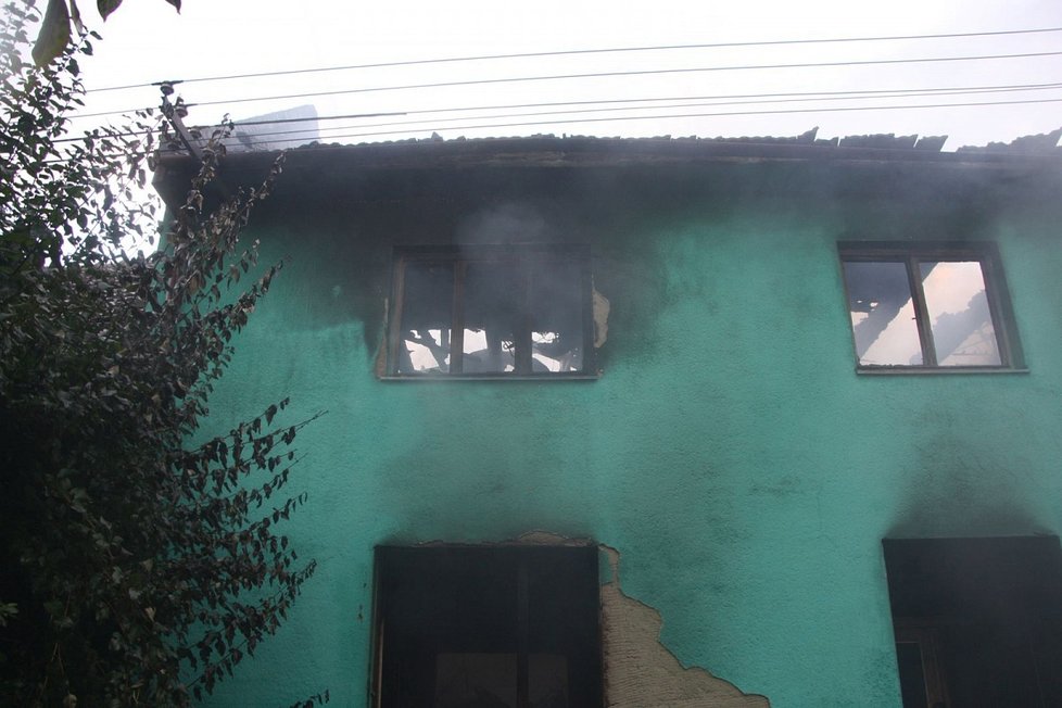 Požár rodinného domu a přilehlých budov hasili hasiči přes sedm hodin.