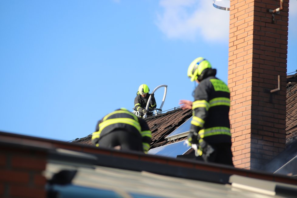 Několik jednotek hasičů e v pondělí večer sjelo do Horoměřic u Prahy kvůli požáru rodinného domu. (31. květen 2021)