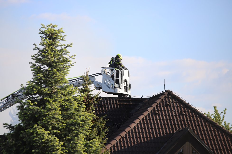 Několik jednotek hasičů e v pondělí večer sjelo do Horoměřic u Prahy kvůli požáru rodinného domu. (31. květen 2021)
