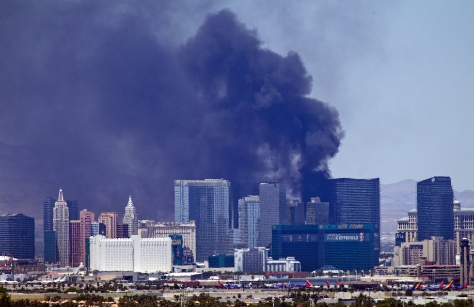 Dým vychází z hořícího hotelu a kasina Cosmopolitan v Las Vegas.