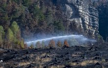 Hasiči v Hřensku dále zmenšují plochu požáru: Vodu nosí na zádech!