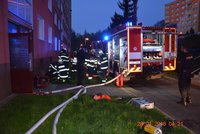 V Jirkově opět hoří panelák, tentýž hasili požárníci už v pátek