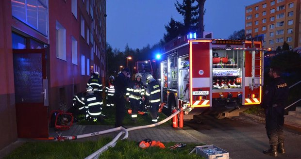 V Jirkově opět hoří panelák, tentýž hasili požárníci už v pátek.