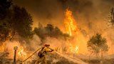 Požáry pustoší Kalifornii: Osm mrtvých, shořelo 650 domů. V akci je 12 tisíc hasičů