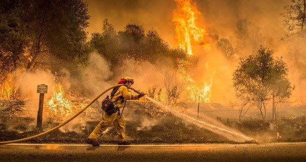 Požáry pustoší Kalifornii: Osm mrtvých, shořelo 650 domů. V akci je 12 tisíc hasičů
