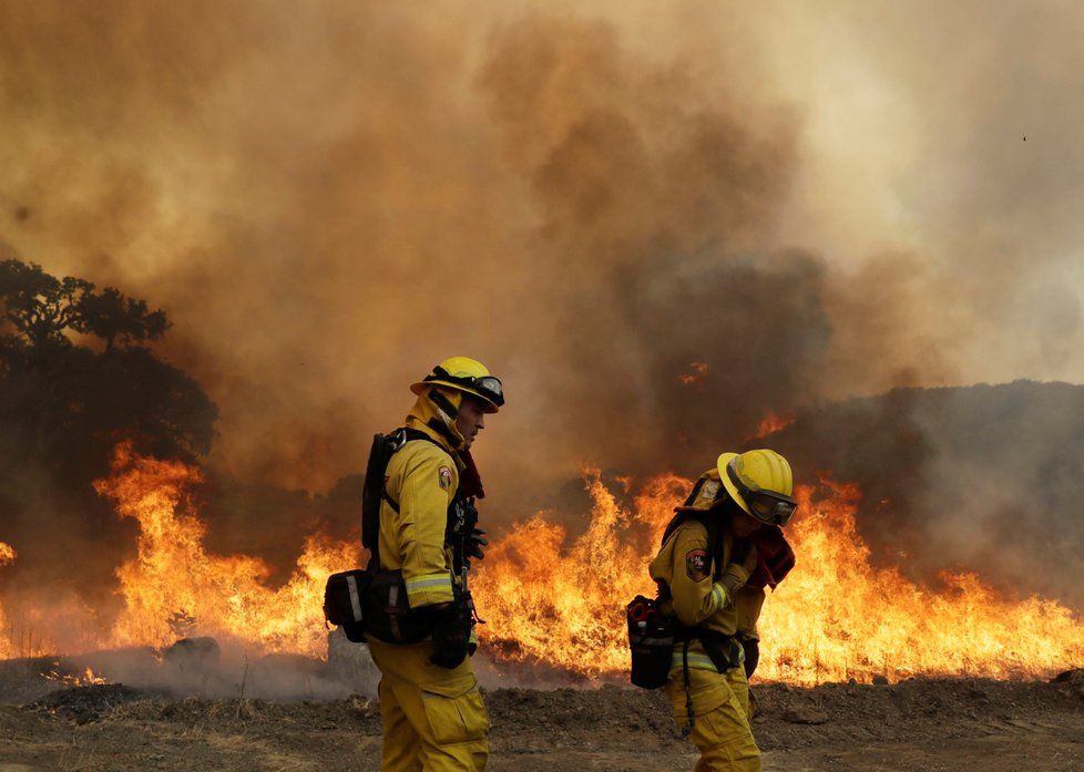 Americký prezident Donald Trump vyhlásil v kalifornských oblastech zasažených ničivými požáry stav katastrofy a nařídil uvolnění federálních financí na pomoc při jejich obnově.