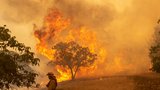 Ničivé požáry dál pustoší Kalifornii. Nadějí je slábnutí větru