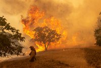 Ničivé požáry dál pustoší Kalifornii. Nadějí je slábnutí větru