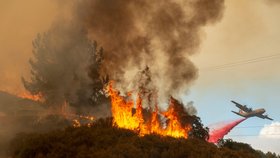 Už 36.000 hasičů i dobrovolníků se v Kalifornii zapojilo do boje s ohněm, který si zatím vyžádal osm mrtvých a stovky vypálených domů.