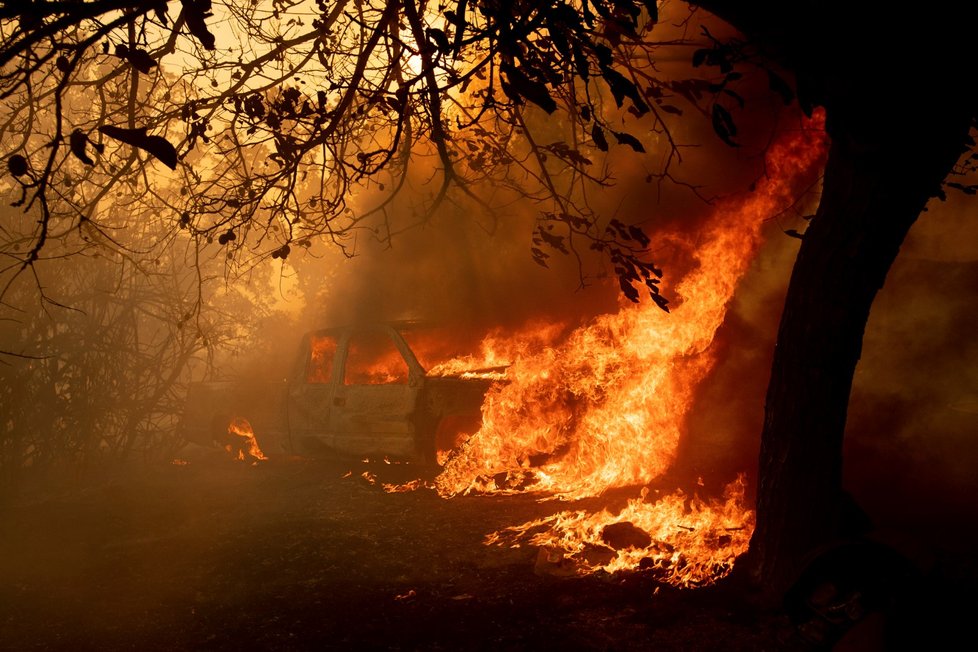Už 36.000 hasičů i dobrovolníků se v Kalifornii zapojilo do boje s ohněm, který si zatím vyžádal osm mrtvých a stovky vypálených domů.