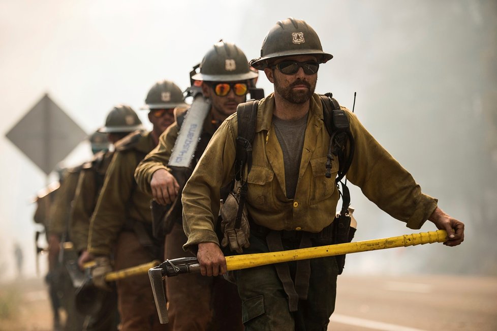 V Kalifornii zuří celkem 17 požárů a počet jejich obětí v sobotu stoupl na devět.