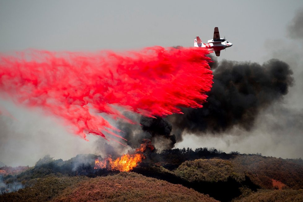 Už 36 000 hasičů i dobrovolníků se v Kalifornii zapojilo do boje s ohněm, který si zatím vyžádal osm mrtvých a stovky vypálených domů