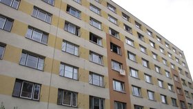 V Karviné hořel byt v paneláku: Jeden z obyvatel zemřel, druhý se nadýchal zplodin.