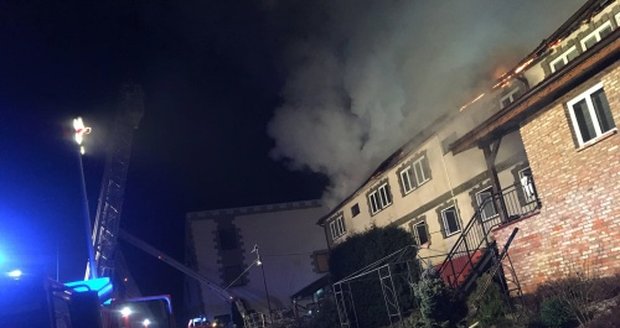 Ničivý požár hotelu na Karvinsku: Zraněno šest lidí, škoda 12 milionů!