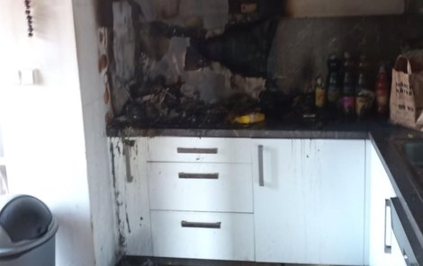 Ohnisko požáru bylo v kuchyni. Zůstala v ní spoušť a zápach
