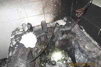 Hořící adventní věnec hodila do plastové vany: Dům v Prostějově v noci zamořil kouř