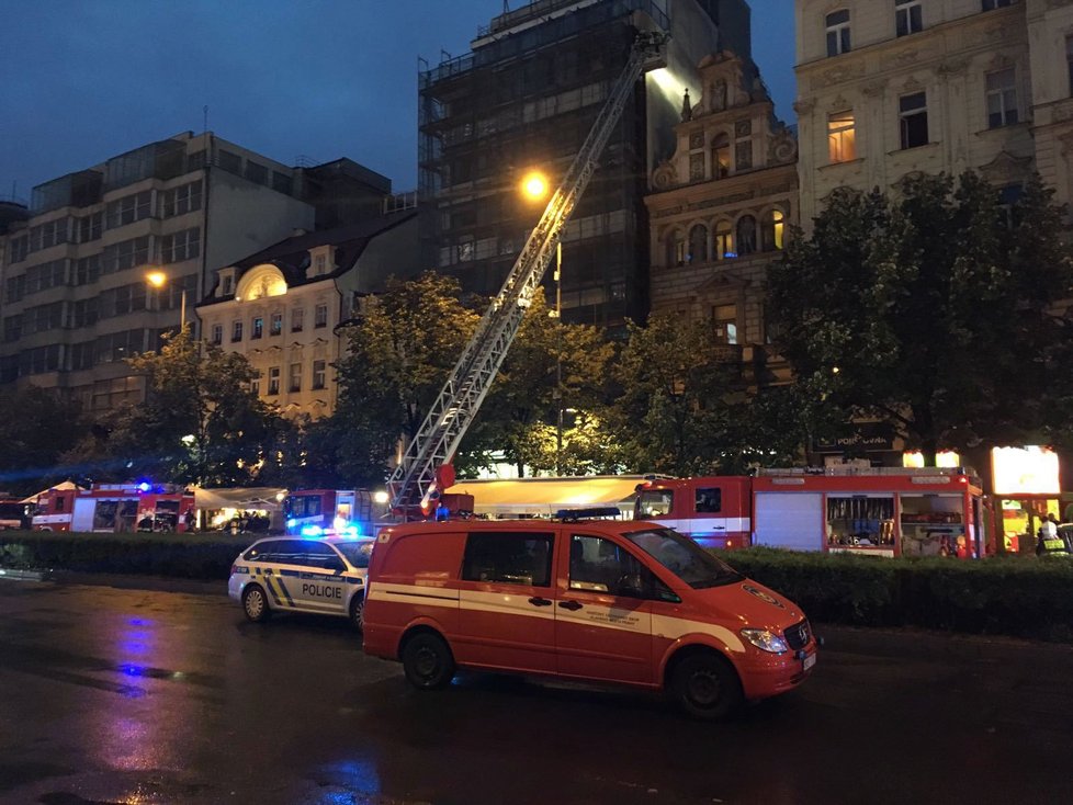 Na Václavském náměstí začalo hořet v hotelu, kouř se dostal do všech pater.