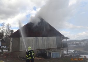 V Břidličné na Bruntálsku začalo hořet v dětském pokojíčku. Škoda je 700 tisíc, majitel domu se nadýchal kouře.