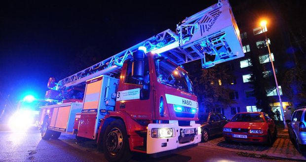 Hasiči v noci zasahovali u požáru bytu v centru Prahy