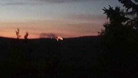 Hoří louka nad Labskou boudou: Požár je vidět na kilometry daleko.