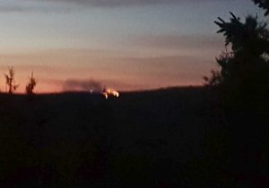 Hoří louka nad Labskou boudou: Požár je vidět na kilometry daleko.