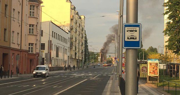 VIDEO: Pražští hasiči v akci: K večeru hořelo pod Libeňským mostem a v Hodkovičkách