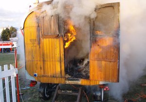Mrtvý z maringotky na Mělnicku se zastřelil sám: Tělo našli hasiči v plamenech. (Ilustrační foto)