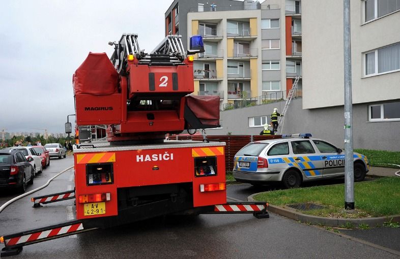 Požár bytu v Praze způsobil škodu za dva a půl milionu korun. Rodina přišla o všechno.