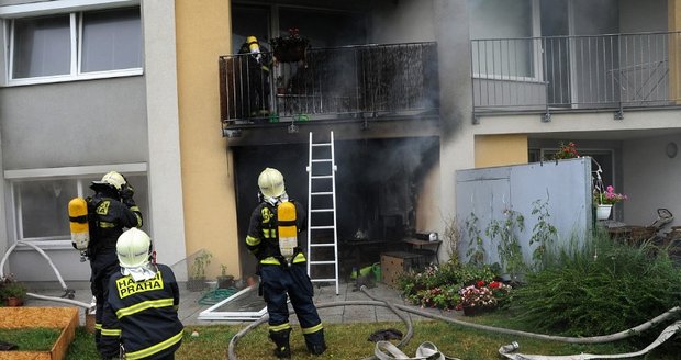 Požár bytu v Praze způsobil škodu za dva a půl milionu korun. Rodina přišla o všechno.