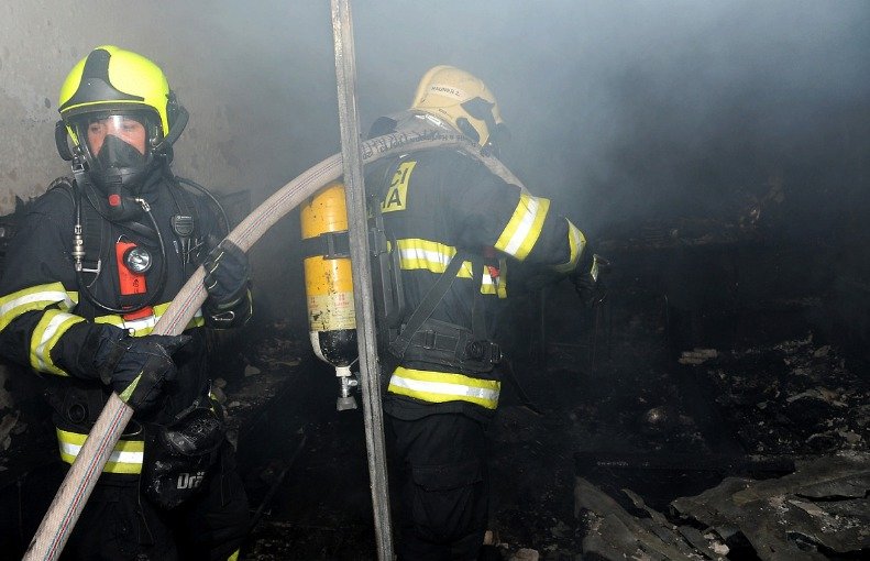 Požár bytu v Praze způsobil škodu za dva a půl milionu korun. Rodina přišla o všechno.