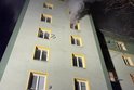 Noční požár v panelovém domě v Mostě: Oheň v šachtě, 26 evakuovaných