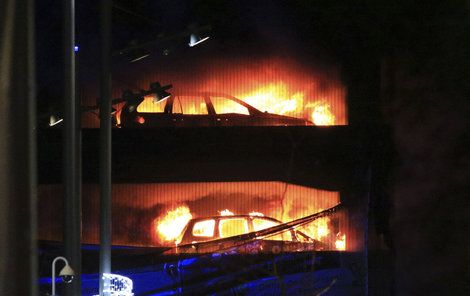 Tisícístupňový oheň roztavil hliník aut.