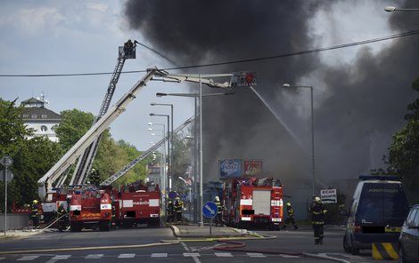 Hustý dým zakryl na několik hodin nebe.