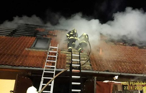 Oheň zdevastoval rodinný dům na Klatovsku: Vážně popálený důchodce je v nemocnici