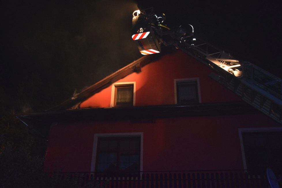 V Jílovišti u Prahy hořel motorest, škoda je 12 milionů korun.
