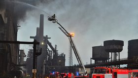 V areálu ocelářského gigantu ArcelorMittal Ostrava hořelo. Dým byl vidět na kilometry daleko.