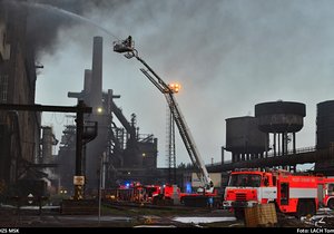 V areálu ocelářského gigantu ArcelorMittal Ostrava hořelo. Dým byl vidět na kilometry daleko.
