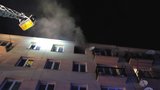V paneláku hořel byt: Zraněného muže hasiči snesli v poslední chvíli s pomocí žebříku