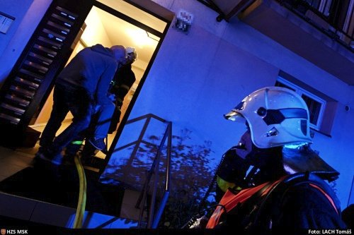 V paneláku v Ostravě hořel byt. Do nemocnice byli převezeni dva lidé.